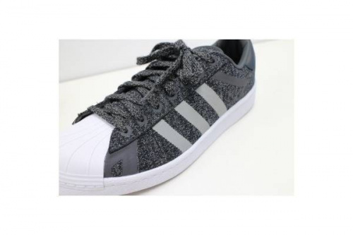 アディダスのホワイトマウテリアニング