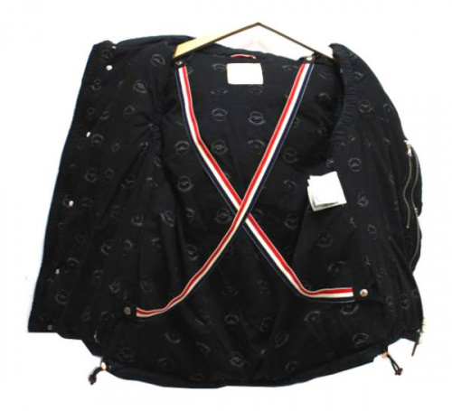 モンクレールブイのダウンベスト