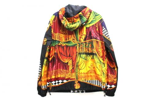 ヴェルサーチの総柄ナイロンジャケット