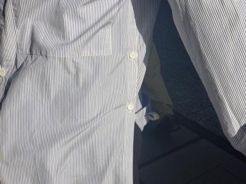 ヘド メイナーのサイドスリットボタンストラップロングシャツ