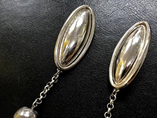 トーガ プルラのメタルピースフリンジイヤリング