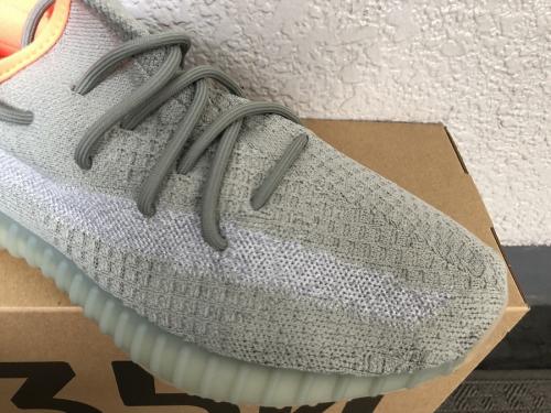 アディダスのYEEZY BOOST350V2