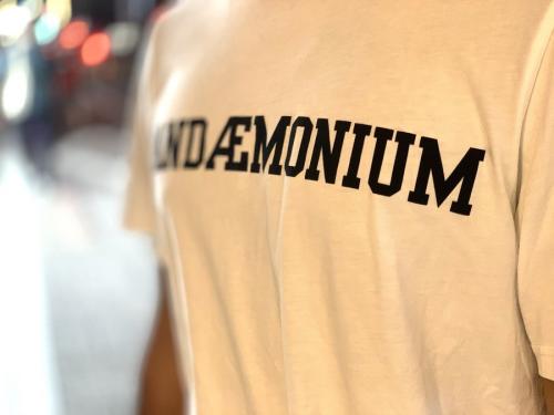 オーエーエムシーのプリントTシャツ