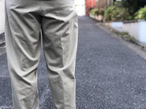 ボトムスのチノパン