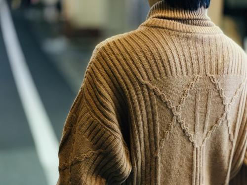 エルメスのオールドHロゴハイネックケーブルニット