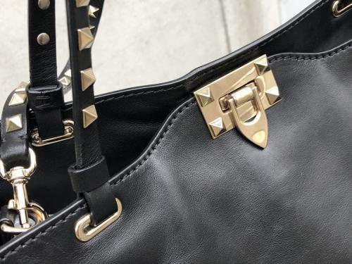 ガラヴァーニスタッズショルダーバッグのブランド買取