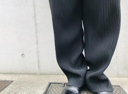 プリーツバルーンパンツのプリーツアイテム