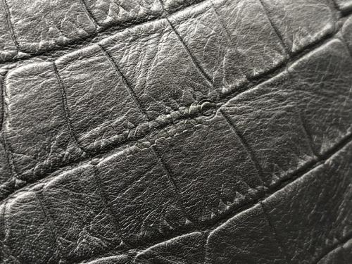 カイコーの型押しショルダーバッグ