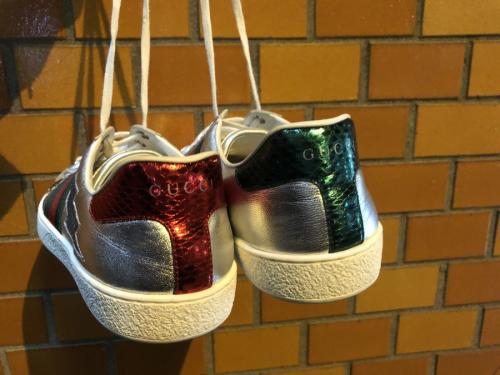 グッチのアイヤーズディテールロートップスニーカー