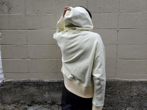 オーエーエムシーのワイドロゴプリントパーカー