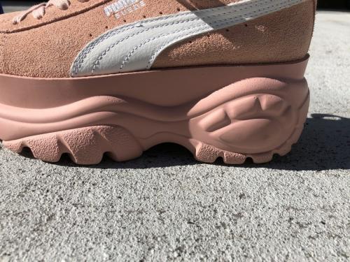 プーマ × バッファローのスウェードスニーカー