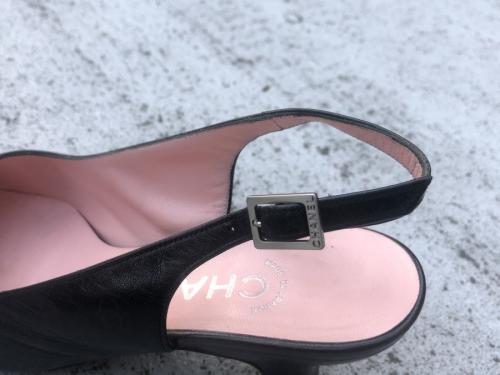 シャネルのココマークストラップパンプス