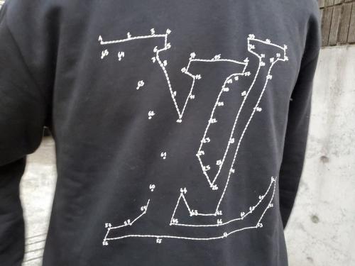 ルイ ヴィトン　のLVステッチプリントエンブロイダリースウェット