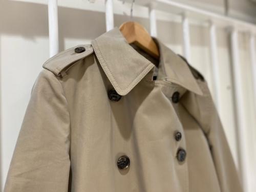 ニジュウサンクのトレンチコート