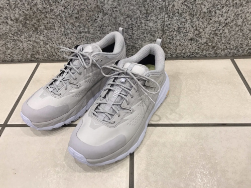 スニーカーのHOKAONEONE
