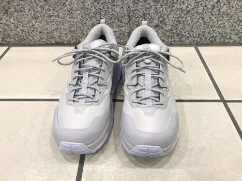 ホカ オネオネのスニーカー