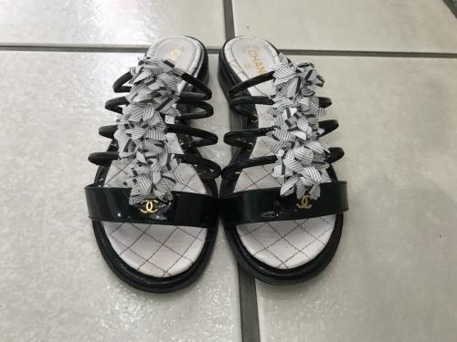シャネルのココマークミュールストラップサンダル