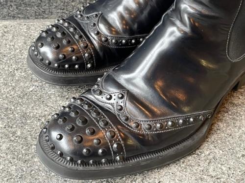 プラダのサイドゴアスパイクブーツ