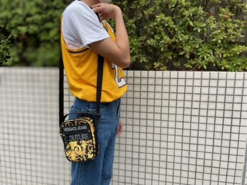 ヴェルサーチ ジーンズ クチュールのロゴプリントショルダーバッグ