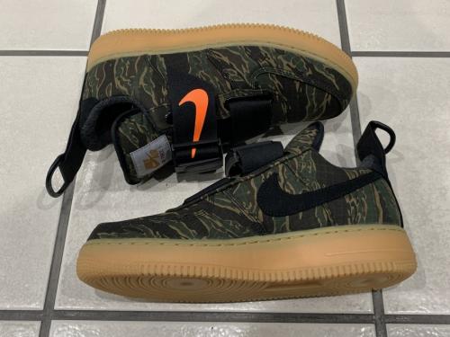 ナイキ × カーハートのAIR FORCE 1