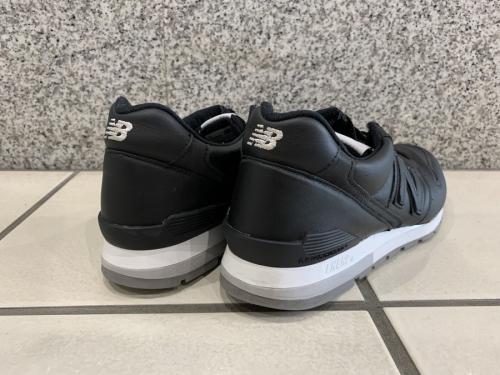 M996のスニーカー