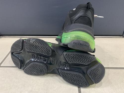 トリプルSのダッドスニーカー