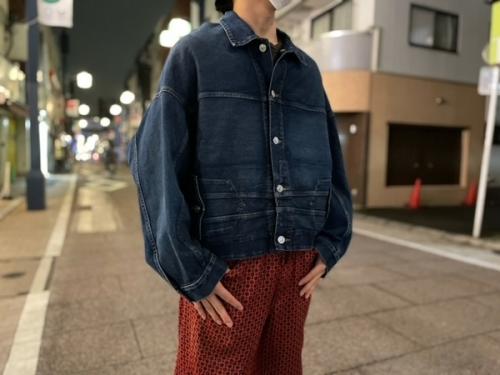 バレンシアガのUPSIDE DOWN