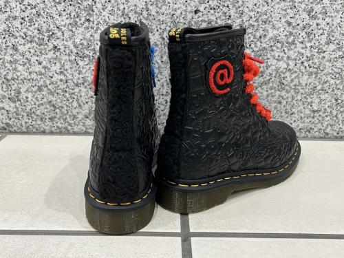 ドクターマーチン × メディコムトイの8ホールブーツ