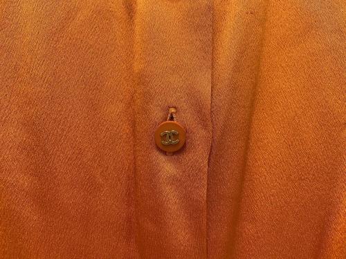 シャネルのココボタンシルクシャツ