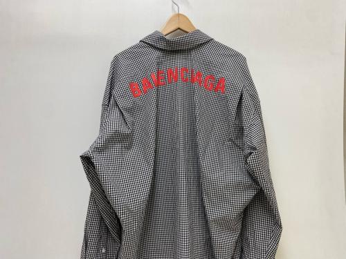 バレンシアガのバックロゴオーバーサイズシャツ