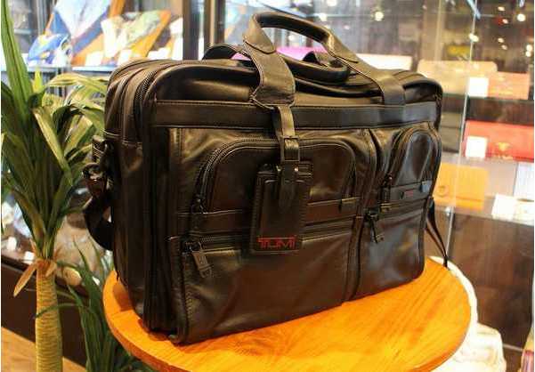 Tumi (トゥミ)本革ブラウン(電車で他のtumeとかぶらない 