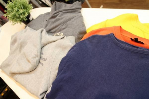 トップスの長袖シャツ