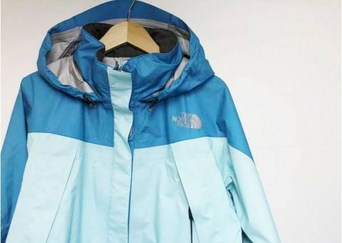 トップスのダウンジャケット