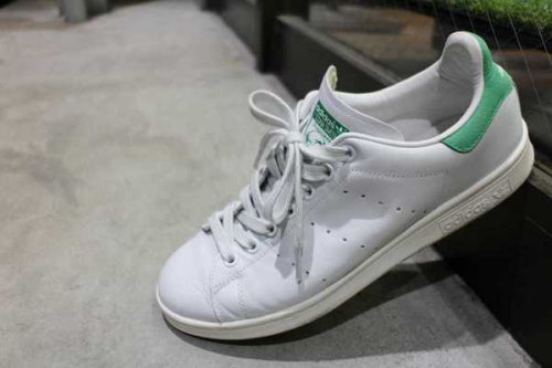 スニーカーのアディダス
