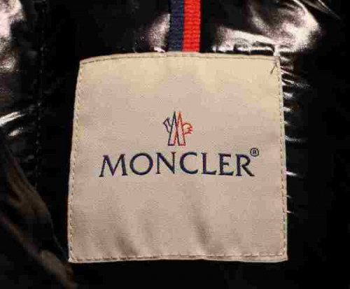 ダウンベストのモンクレール