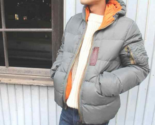 トップスのダウンジャケット