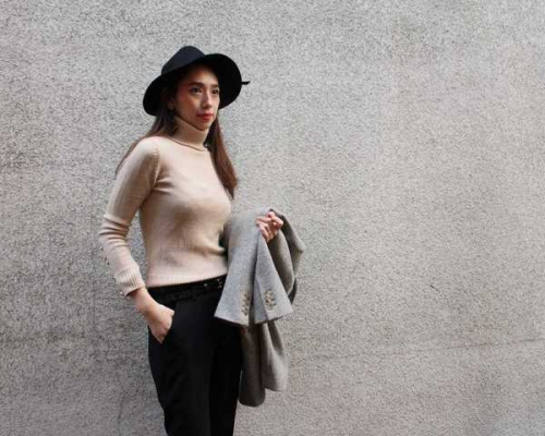 トップスのチェスターコート