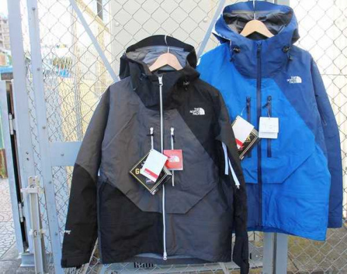 トップスのマウンテンパーカー