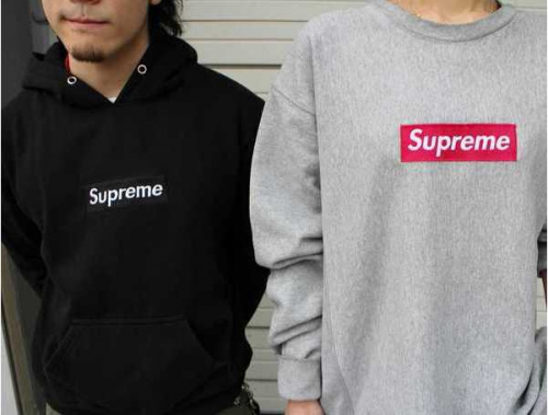 トップスのパーカー