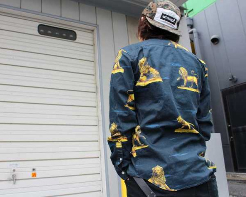 メンズのシャツ