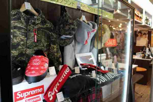 comme des garconsのSUPREME