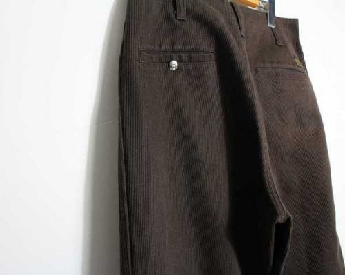 ボトムスのチノパン