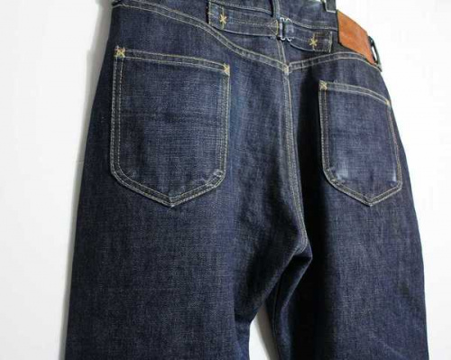 チノパンのデニムパンツ