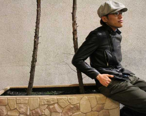 トップスのレザージャケット