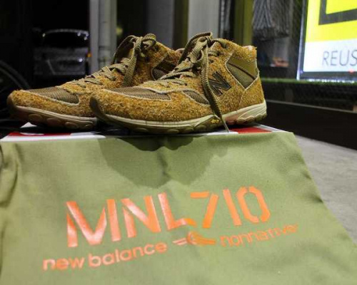 靴のスニーカー