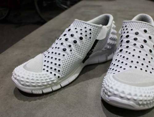 靴のスニーカー