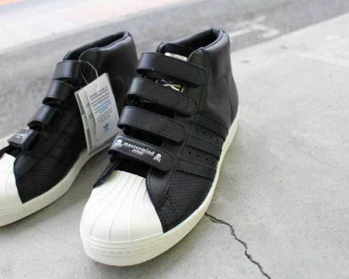 靴のスニーカー