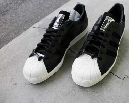 スニーカーのadidas