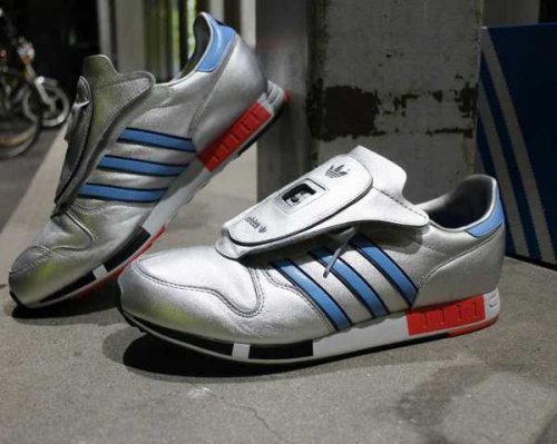 靴のスニーカー