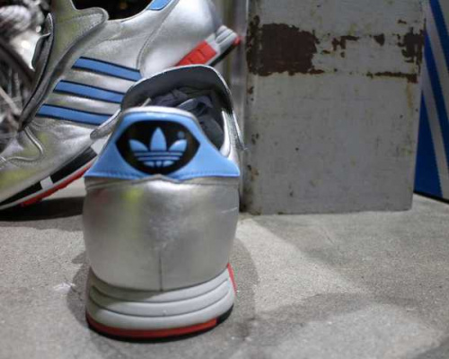 スニーカーのアディダス